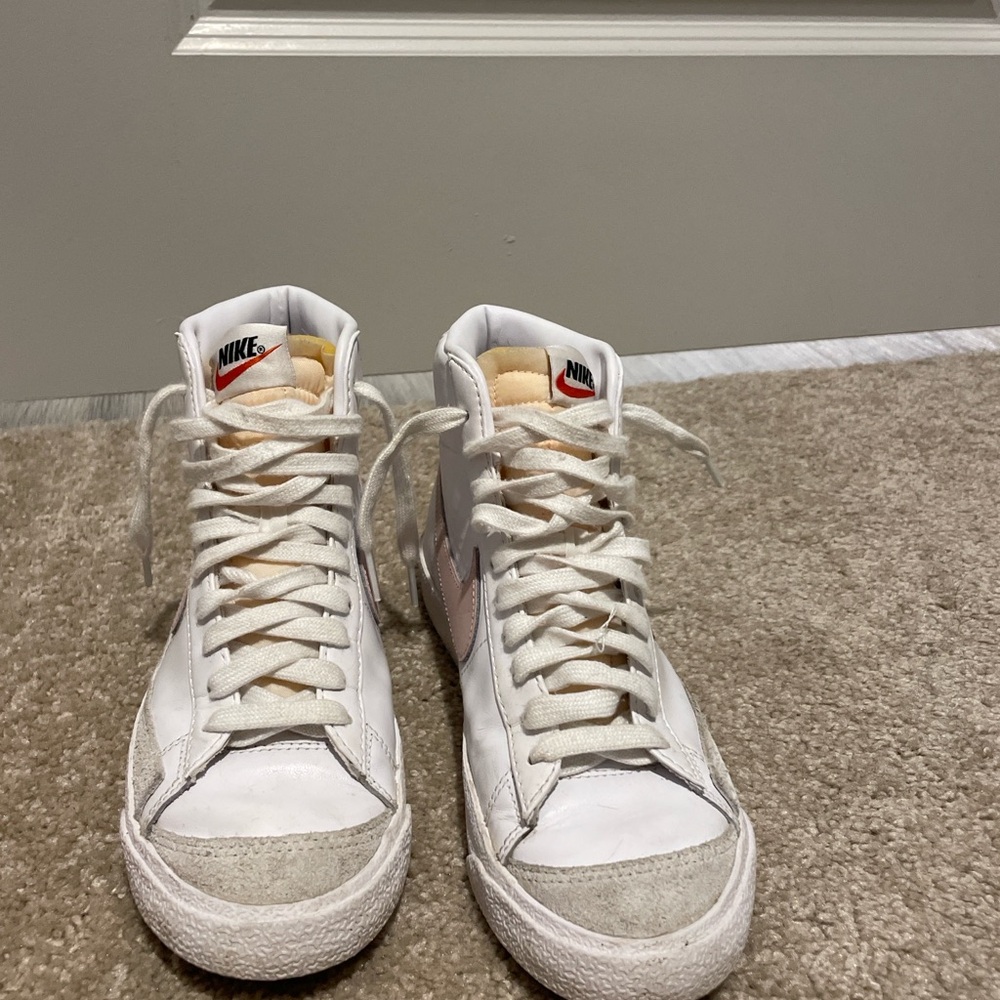 Nike Blazer Mid ’77 SE White & Pink Sneakers – Women’s Size [size 7]